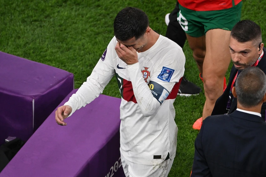 Ronaldo đã rơi nước mắt sau trận cuối cùng Bồ Đào Nha thua Morocco ở tứ kết. Ảnh: GETTY. Ronaldo đã rơi nước mắt sau trận cuối cùng Bồ Đào Nha thua Morocco ở tứ kết. Ảnh: GETTY.