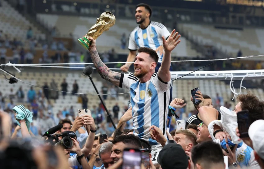 Messi là đầu tàu dẫn dắt đội tuyển Argentina lên ngôi vua thế giới một cách ngoạn mục. Ảnh: GETTY. Messi là đầu tàu dẫn dắt đội tuyển Argentina lên ngôi vua thế giới một cách ngoạn mục. Ảnh: GETTY.