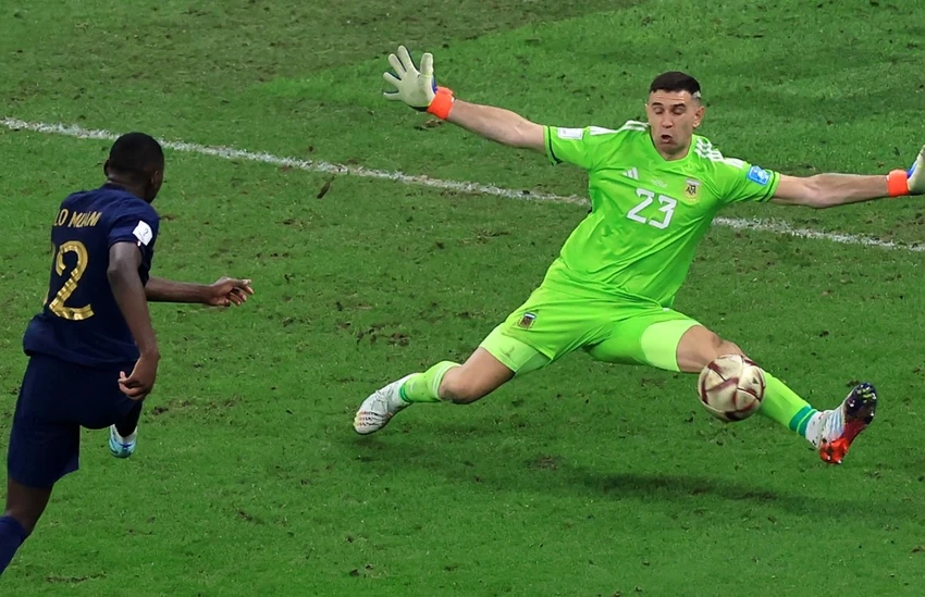 Thủ môn Emiliano Martinez cản phá cú sút như búa bổ của Randal Kolo Muani để tránh cho Argentina bị thủng lưới phút cuối hiệp phụ thứ hai. Ảnh: GETTY. Thủ môn Emiliano Martinez cản phá cú sút như búa bổ của Randal Kolo Muani để tránh cho Argentina bị thủng lưới phút cuối hiệp phụ thứ hai. Ảnh: GETTY.