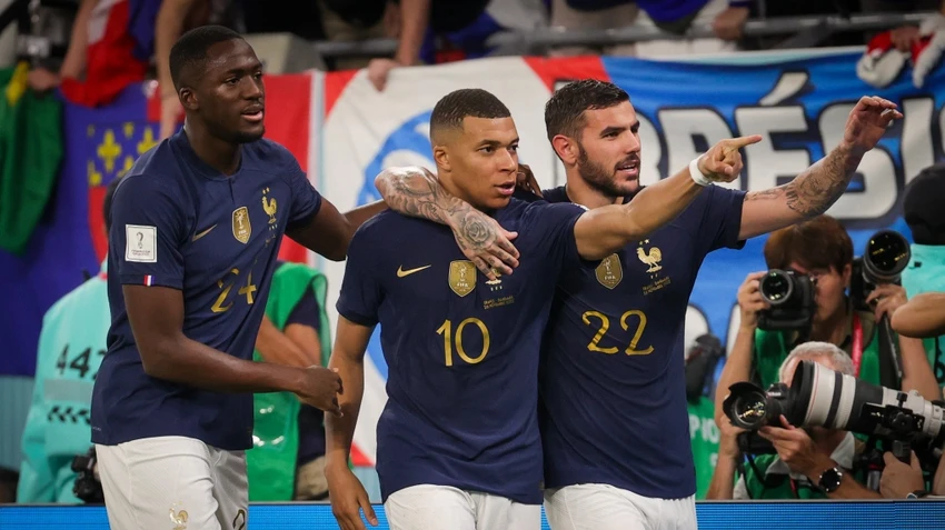 Mbappe công khai ủng hộ Benzema đã chia tay đội tuyển khiến một số cầu thủ Pháp không hài lòng. Ảnh: GETTY.