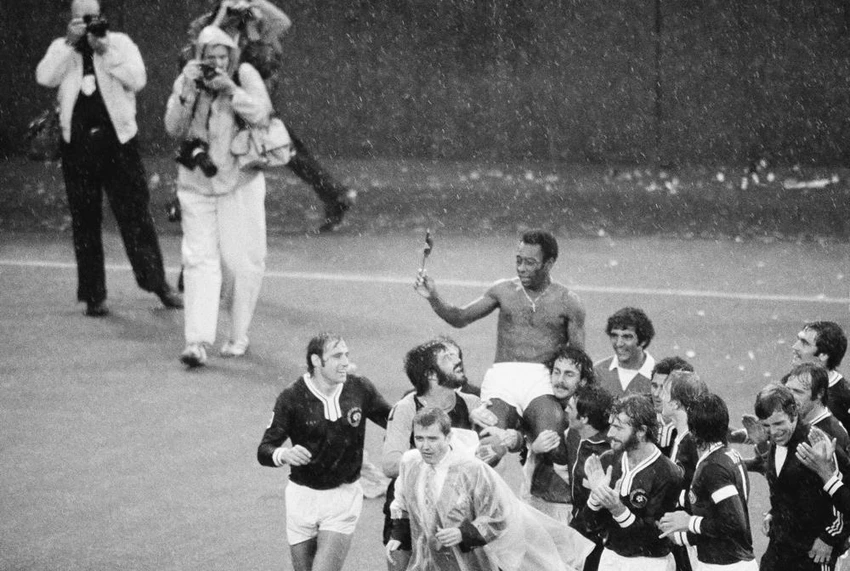 Pele là người hùng bất tử của bóng đá Brazil và thế giới. Ảnh: AP.