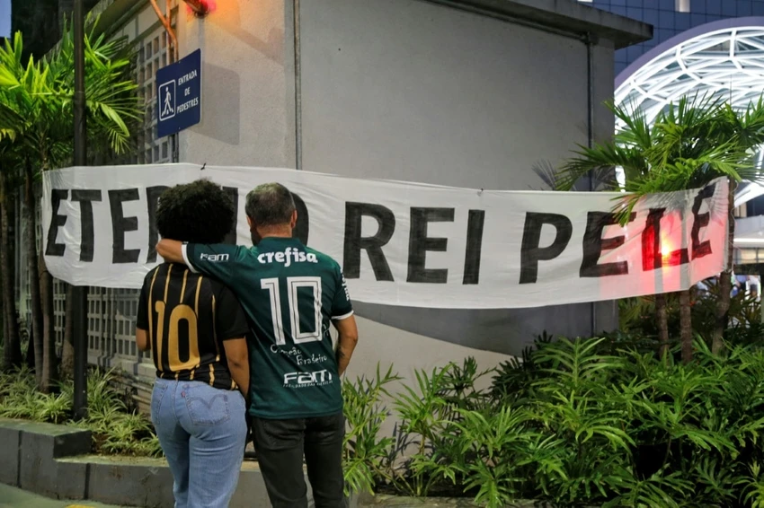 Những người yêu mến Pele tưởng niệm ông trước bệnh viện ở Sao Paulo, nơi vua bóng đá qua đời. Ảnh: AP.
