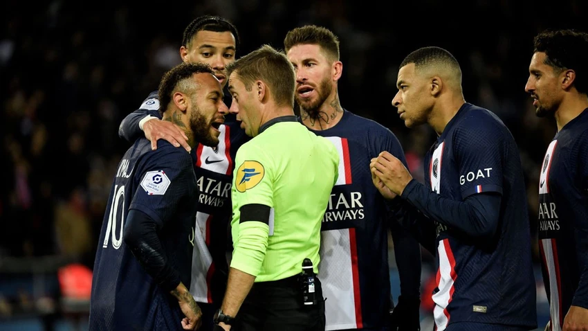 Ngôi sao của PSG nhận hai thẻ vàng chỉ trong một phút. Ảnh: GETTY. Ngôi sao của PSG nhận hai thẻ vàng chỉ trong một phút. Ảnh: GETTY.