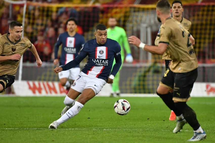 Mbappe xoay trở chật vật trong vòng vây của chủ nhà Lens. Ảnh: GETTY. Mbappe xoay trở chật vật trong vòng vây của chủ nhà Lens. Ảnh: GETTY.