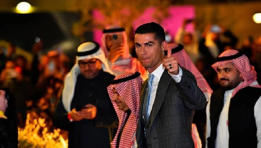 Đông đảo người hâm mộ của đội bóng Saudi Arabia sẽ không thể chứng kiến màn ra mắt của Ronaldo vào đêm 5-1 do anh bị cấm thi đấu hai trận. Ảnh: GETTY. Đông đảo người hâm mộ của đội bóng Saudi Arabia sẽ không thể chứng kiến màn ra mắt của Ronaldo vào đêm 5-1 do anh bị cấm thi đấu hai trận. Ảnh: GETTY.