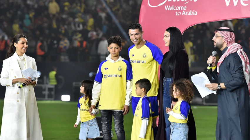 Gia đình Ronaldo trong buổi ra mắt CLB Al Nassr. Ảnh: GETTY. Gia đình Ronaldo trong buổi ra mắt CLB Al Nassr. Ảnh: GETTY.