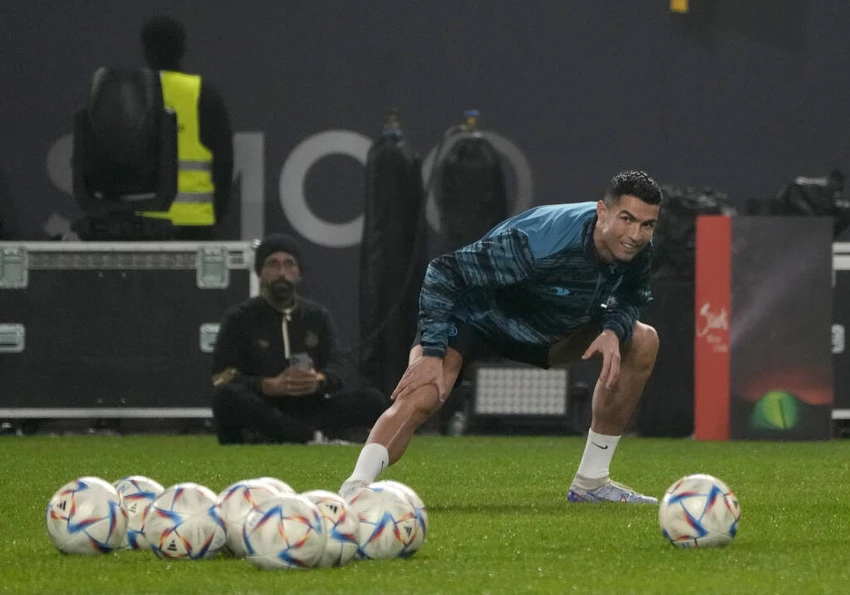 Ronaldo vẫn chưa thể chơi cho Al Nassr do án treo giò ở Anh. Ảnh: GETTY.