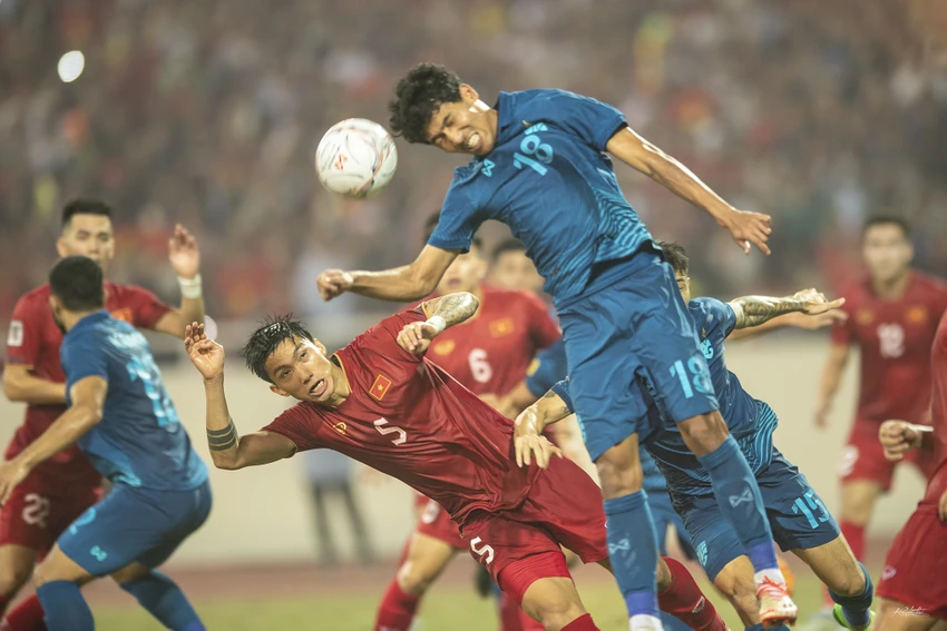 Đội tuyển Thái Lan chiếm ưu thế trong trận lượt về chung kết AFF Cup 2022 nhưng thầy trò Park Hang-seo không bao giờ từ bỏ. Ảnh: HẢI THỊNH.