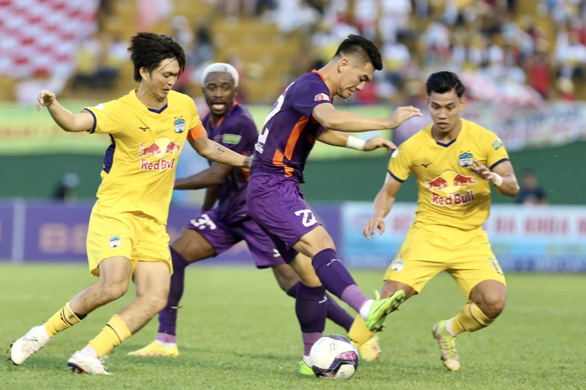 Bầu Đức chấp nhận đền bù hợp đồng cho nhà tài trợ mới và cho HA Gia Lai nghỉ chơi V-League. Ảnh: ANH PHƯƠNG. Bầu Đức chấp nhận đền bù hợp đồng cho nhà tài trợ mới và cho HA Gia Lai nghỉ chơi V-League. Ảnh: ANH PHƯƠNG.