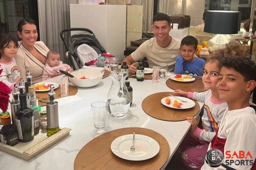Bữa ăn gia đình của Ronaldo cần có một đầu bếp riêng thật giỏi. Ảnh: GETTY Bữa ăn gia đình của Ronaldo cần có một đầu bếp riêng thật giỏi. Ảnh: GETTY