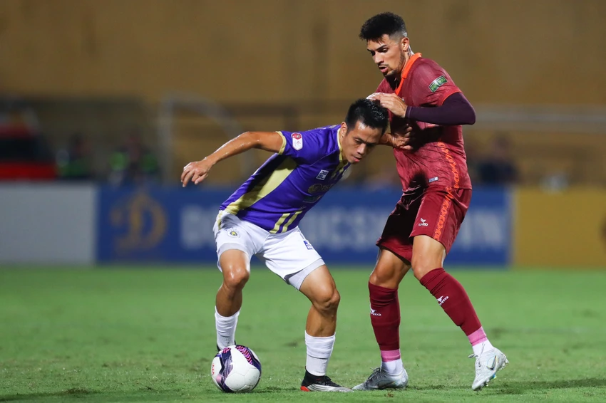 Tiền đạo Văn Quyết của Hà Nội là cầu thủ xuất sắc nhất V-League 2022 có nhiều cơ hội vào tốp 3 chung cuộc. Ảnh: ANH PHƯƠNG. Tiền đạo Văn Quyết của Hà Nội là cầu thủ xuất sắc nhất V-League 2022 có nhiều cơ hội vào tốp 3 chung cuộc. Ảnh: ANH PHƯƠNG.