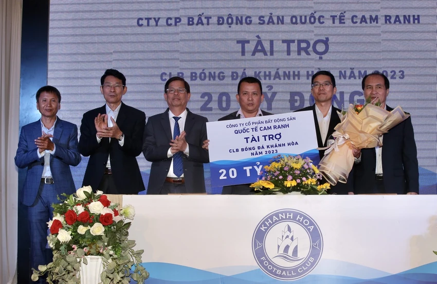 CLB Khánh Hòa nhận tài trợ trong buổi lễ xuất quân ngày 29-1. Ảnh: ANH PHƯƠNG. CLB Khánh Hòa nhận tài trợ trong buổi lễ xuất quân ngày 29-1. Ảnh: ANH PHƯƠNG.