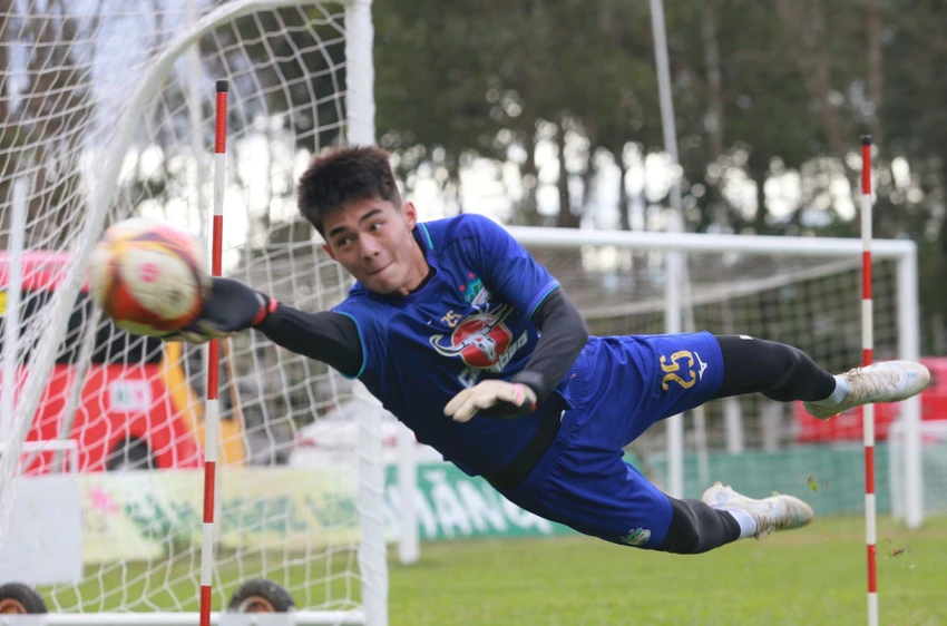 Cầu thủ HA Gia Lai tập luyện chuẩn bị cho mùa giải V-League 2023 khai mạc vào ngày 3-2. Ảnh: ANH THẮNG.
