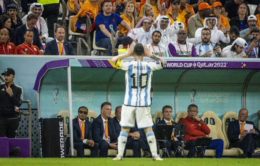 Messi ăn mừng chiến thắng bằng cách trêu chọc Ban huấn luyện đội tuyển Hà Lan với hai tay đưa lên bịt tai. Ảnh: GETTY. Messi ăn mừng chiến thắng bằng cách trêu chọc Ban huấn luyện đội tuyển Hà Lan với hai tay đưa lên bịt tai. Ảnh: GETTY.