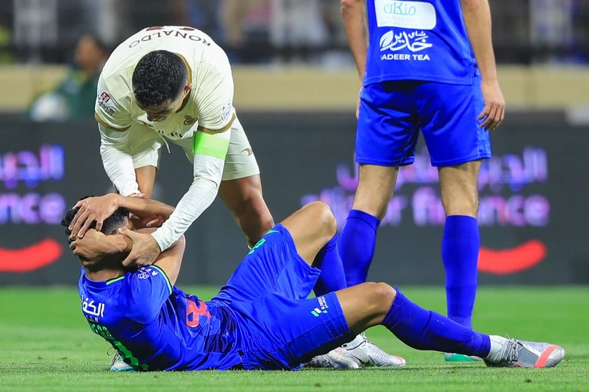 Ronaldo gặp nhiều khó khăn trong trận rượt đuổi tỉ số với Al Fateh. Ảnh: GETTY. Ronaldo gặp nhiều khó khăn trong trận rượt đuổi tỉ số với Al Fateh. Ảnh: GETTY.