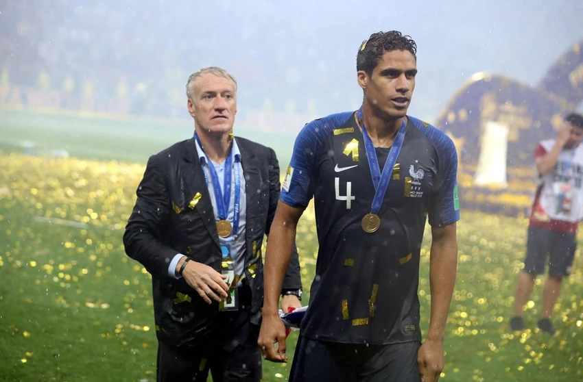 HLV Deschamp không muốn Varane giải nghệ và cho biết luôn chào đón anh bất cứ khi nào trung vệ của Man United đổi ý. Ảnh: GETTY. HLV Deschamp không muốn Varane giải nghệ và cho biết luôn chào đón anh bất cứ khi nào trung vệ của Man United đổi ý. Ảnh: GETTY.
