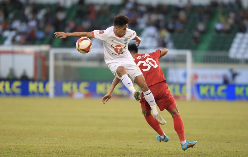 HA Gia Lai đá trận khai mạc V-League ngày 4-2 cũng đồng thời gửi đơn kiện VPF ra tòa án Quận Nam Từ Liêm (Hà Nội). Ảnh: ANH PHƯƠNG. HA Gia Lai đá trận khai mạc V-League ngày 4-2 cũng đồng thời gửi đơn kiện VPF ra tòa án Quận Nam Từ Liêm (Hà Nội). Ảnh: ANH PHƯƠNG.