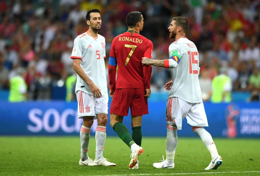 Ronaldo rất muốn chơi bóng với tiền vệ Busquets trong màu áo Al Nassr. Ảnh: GETTY.