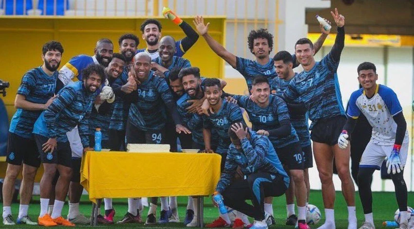 Các đồng đội ở Al Nassr chúc mừng sinh nhật tuổi 38 của thủ quân Ronaldo. Ảnh: GETTY. Các đồng đội ở Al Nassr chúc mừng sinh nhật tuổi 38 của thủ quân Ronaldo. Ảnh: GETTY.