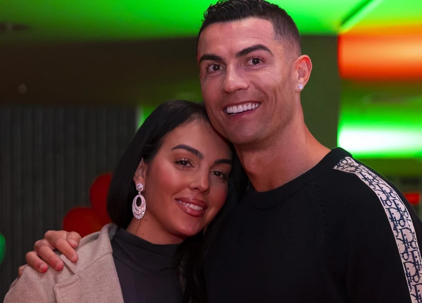 Siêu sao Bồ Đào Nha ngọt ngào bên người bạn đời Georgina. Ảnh: GETTY. Siêu sao Bồ Đào Nha ngọt ngào bên người bạn đời Georgina. Ảnh: GETTY.