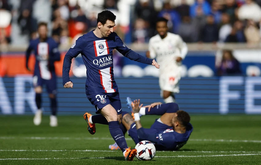 Messi sút phạt ghi bàn mang về chiến thắng 4-3 cho chủ nhà PSG nhưng không may Neymar lại bị chấn thương. Ảnh: GETTY. Messi sút phạt ghi bàn mang về chiến thắng 4-3 cho chủ nhà PSG nhưng không may Neymar lại bị chấn thương. Ảnh: GETTY.