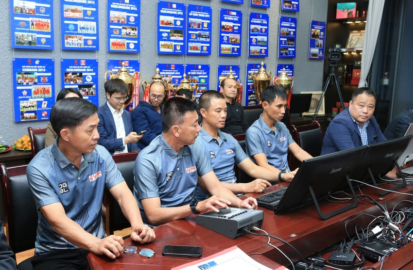 Trưởng ban trọng tài VFF Đặng Thanh Hạ cùng các trọng tài làm quen công nghệ VAR. Ảnh: VPF. Trưởng ban trọng tài VFF Đặng Thanh Hạ cùng các trọng tài làm quen công nghệ VAR. Ảnh: VPF.