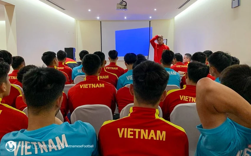 HLV Hoàng Anh Tuấn họp rút kinh nghiệm cho tuyển U-20 Việt Nam sau trận giao hữu thắng U-20 Saudi Arabia 2-1. Ảnh: VFF. HLV Hoàng Anh Tuấn họp rút kinh nghiệm cho tuyển U-20 Việt Nam sau trận giao hữu thắng U-20 Saudi Arabia 2-1. Ảnh: VFF.