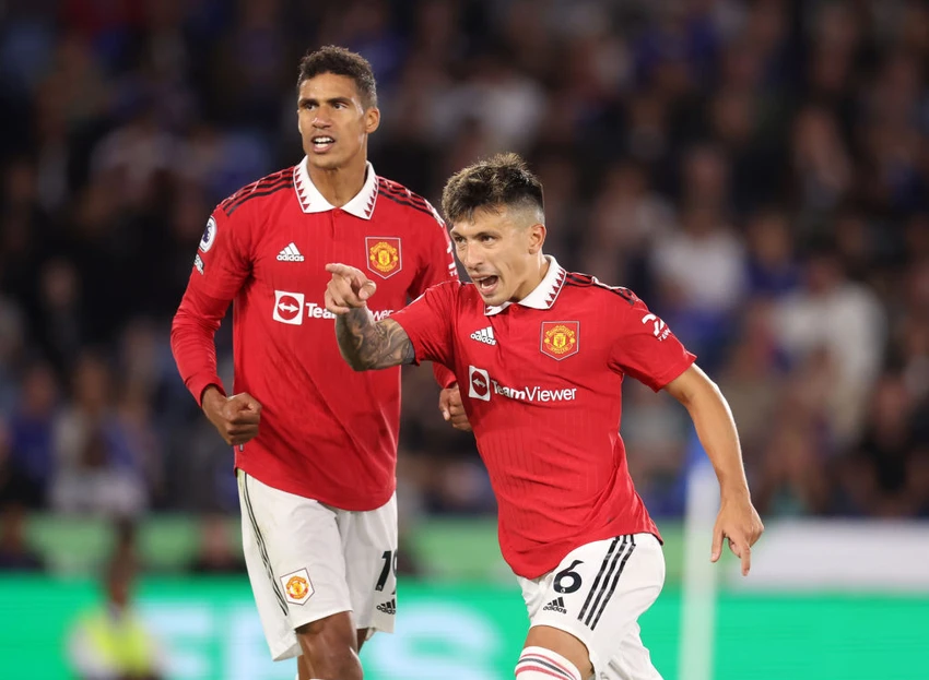 Trung vệ Martinez có chiều cao khiêm tốn nhưng là một chốt chặn đáng tin cậy bậc nhất của Man United. Ảnh: GETTY. Trung vệ Martinez có chiều cao khiêm tốn nhưng là một chốt chặn đáng tin cậy bậc nhất của Man United. Ảnh: GETTY.