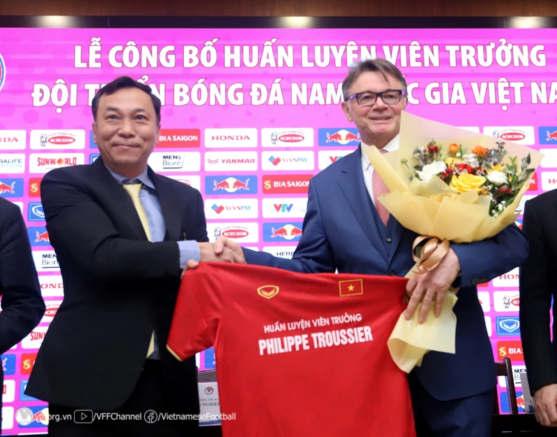 Chủ tịch VFF Trần Quốc Tuấn và tân HLV trưởng các đội tuyển Việt Nam. Ảnh: VFF. Chủ tịch VFF Trần Quốc Tuấn và tân HLV trưởng các đội tuyển Việt Nam. Ảnh: VFF.