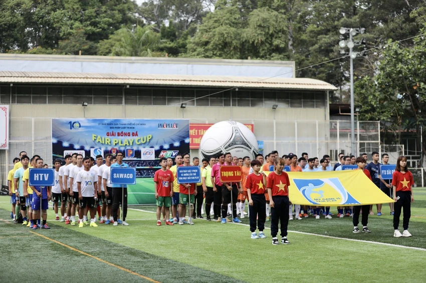 Fair Play Cup với sự tham gia hào hứng của sáu đội bóng trên sân cỏ nhân tạo Tao Đàn. Fair Play Cup với sự tham gia hào hứng của sáu đội bóng trên sân cỏ nhân tạo Tao Đàn.