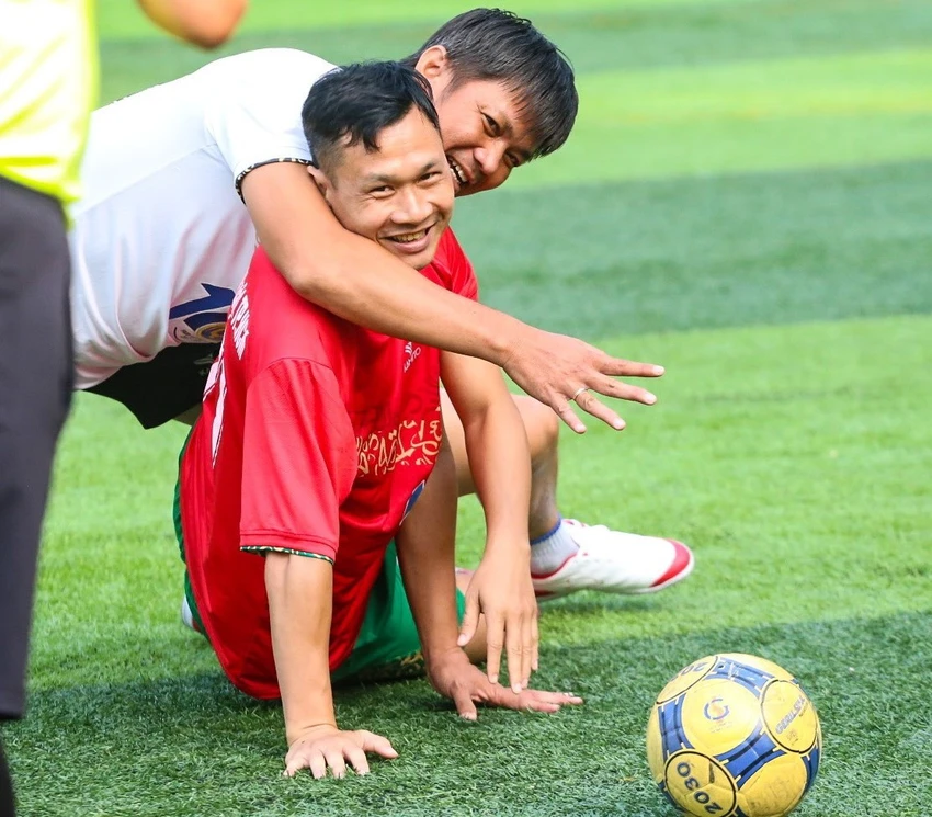 ... và khoảnh khắc hài hước giữa cựu thủ quân tuyển Futsal Việt Nam tham dự cúp thế giới Bảo Quân cùng đồng nghiệp Anh Khoa. ... và khoảnh khắc hài hước giữa cựu thủ quân tuyển Futsal Việt Nam tham dự cúp thế giới Bảo Quân cùng đồng nghiệp Anh Khoa.