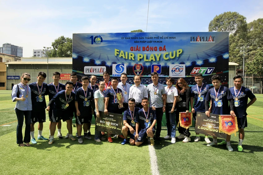 Đội tuyển Petrolimex với dàn cầu thủ trẻ khỏe đã xứng đáng lên ngôi vô địch Fair Play. Đội tuyển Petrolimex với dàn cầu thủ trẻ khỏe đã xứng đáng lên ngôi vô địch Fair Play.