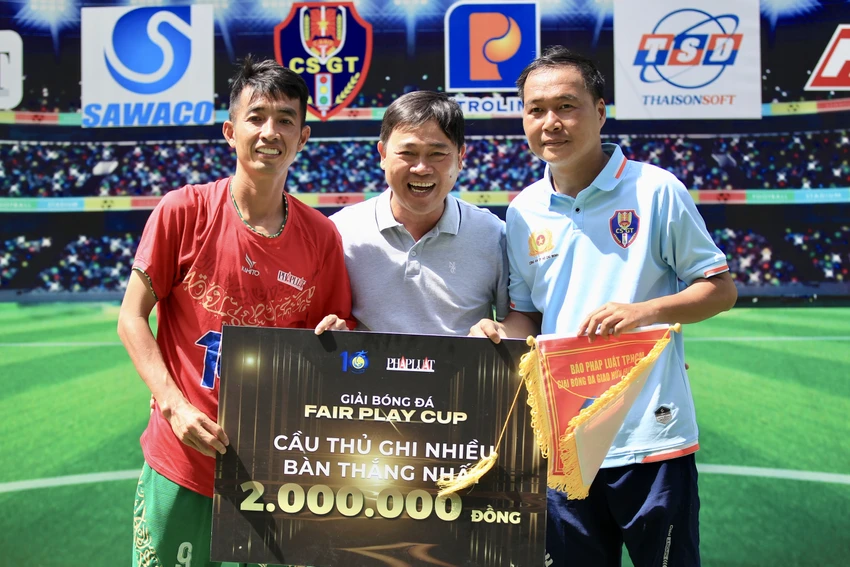 ... cùng 8 bàn thắng giúp anh trở thành đồng Vua phá lưới với Phùng Trọng Luân. ... cùng 8 bàn thắng giúp anh trở thành đồng Vua phá lưới với Phùng Trọng Luân.