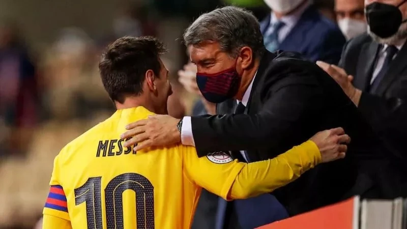 Messi và Chủ tịch Barca Laporta không còn thân thiết như xưa. Ảnh: GETTY. Messi và Chủ tịch Barca Laporta không còn thân thiết như xưa. Ảnh: GETTY.