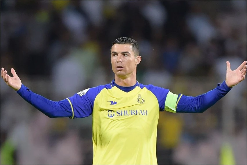 Tiền đạo của Al Nassr bị dính thẻ vàng đầu tiên ở giải chuyên nghiệp Saudi Arabia. Ảnh: GETTY. Tiền đạo của Al Nassr bị dính thẻ vàng đầu tiên ở giải chuyên nghiệp Saudi Arabia. Ảnh: GETTY.