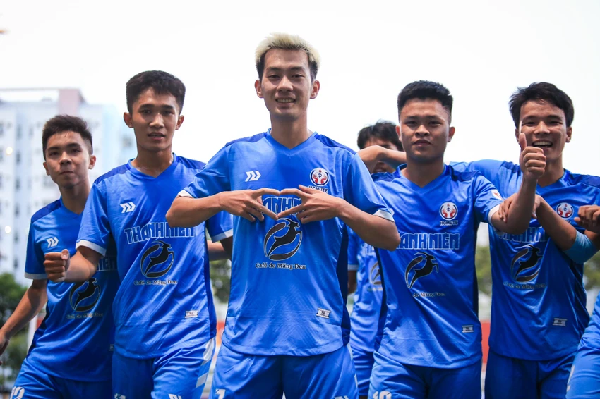 ... và quan trọng hơn là tất cả đều có nhiều cơ hội đắm mình trong cuộc chơi lớn không dễ có trong đời như các sinh viên HCMUTE (ĐH Sư phạm Kỹ thuật TP.HCM) với tạo hình rất "cute".