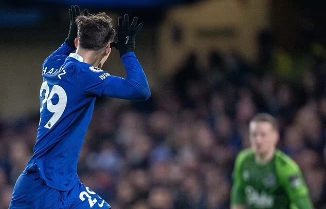 Havertz chế giễu thủ môn Pickford sau khi ghi bàn thắng từ chấm phạt đền. Ảnh: GETTY. Havertz chế giễu thủ môn Pickford sau khi ghi bàn thắng từ chấm phạt đền. Ảnh: GETTY.