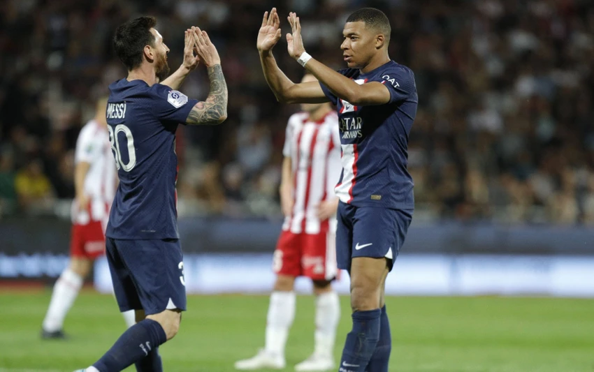 Messi và Mbappe chơi ăn ý với nhau nhưng vừa bị đối thủ yếu Rennes đánh bại 2-0. Ảnh: GETTY.