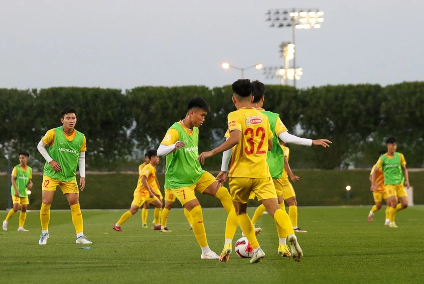 Các cầu thủ U-23 VN chỉ có vài ngày để thích nghi với chênh lệch múi giờ ở Qatar và làm quen với thời điểm thi đấu rất muộn. Ảnh: VFF. Các cầu thủ U-23 VN chỉ có vài ngày để thích nghi với chênh lệch múi giờ ở Qatar và làm quen với thời điểm thi đấu rất muộn. Ảnh: VFF.