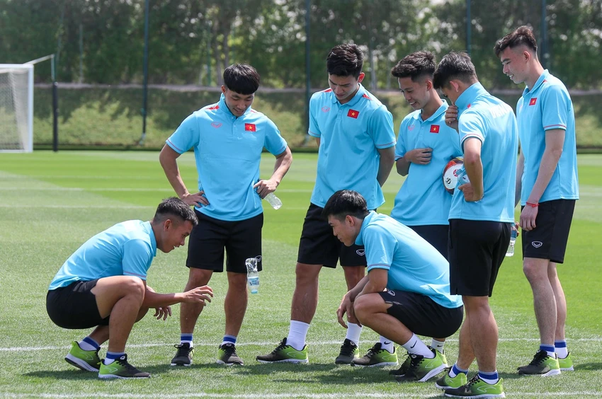 Phút thư giãn của các tuyển thủ U-23 Việt Nam trước cuộc chơi lớn Doha Cup. Ảnh: VFF.