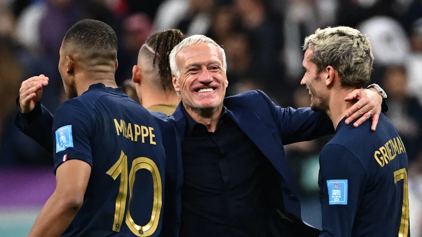 Đàn anh Griezmann không mấy vui vẻ khi HLV Deschamps trao băng thủ quân cho đàn em Mbappe mà không phải anh. Ảnh: GETTY. Đàn anh Griezmann không mấy vui vẻ khi HLV Deschamps trao băng thủ quân cho đàn em Mbappe mà không phải anh. Ảnh: GETTY.
