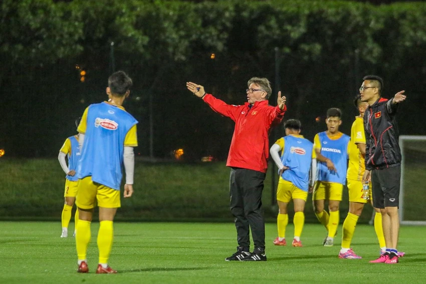 HLV Troussier tung ra đội hình mạnh nhất để mong có chiến thắng đầu tay trong màn ra mắt. Ảnh: VFF. HLV Troussier tung ra đội hình mạnh nhất để mong có chiến thắng đầu tay trong màn ra mắt. Ảnh: VFF.