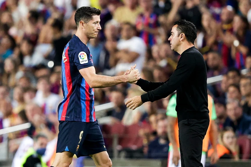 HLV Xavi vẫn kiên nhẫn chờ át chủ bài Lewy nổ súng trở lại, trước khi tìm cách chia tay vào mùa hè. Ảnh: GETTY.