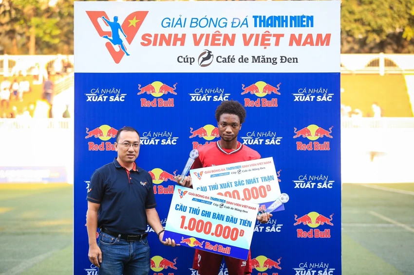 Cầu thủ ngoại Olula Praisegod người Nigeria giành cú đúp giải thưởng ở trận tứ kết. Ảnh: ANH NGUYÊN. Cầu thủ ngoại Olula Praisegod người Nigeria giành cú đúp giải thưởng ở trận tứ kết. Ảnh: ANH NGUYÊN.