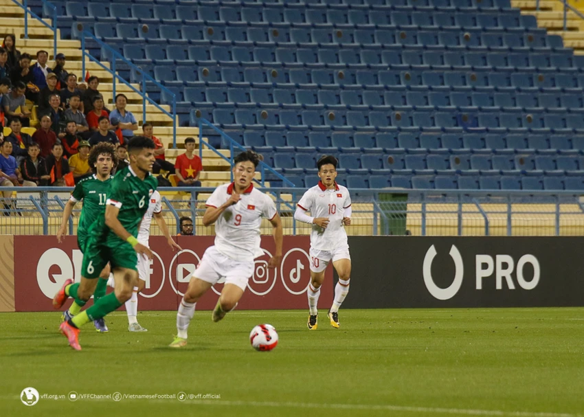 Chân sút Văn Trường phải bị thay ra khi U-23 Việt Nam sớm mất người do thẻ phạt. Ảnh: VFF.