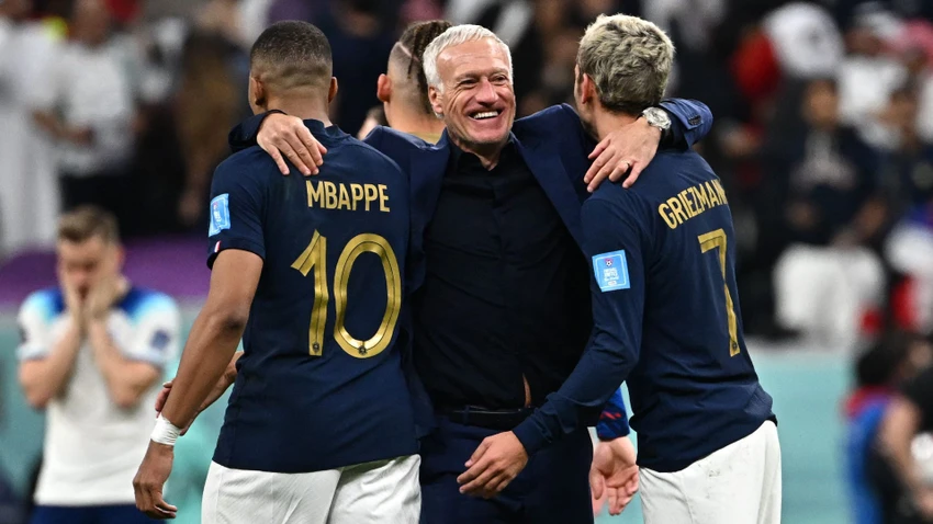 HLV Deschamps trao băng đội trưởng tuyển Pháp cho Mbappe khiến lão tướng Griezmann không hài lòng. Ảnh: GETTY. HLV Deschamps trao băng đội trưởng tuyển Pháp cho Mbappe khiến lão tướng Griezmann không hài lòng. Ảnh: GETTY.