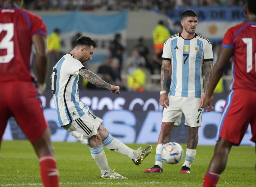 Cú sút phạt hiểm hóc của Messi vào lưới Panama giúp anh chạm mốc 800 bàn thắng trong sự nghiệp. Ảnh: GETTY. Cú sút phạt hiểm hóc của Messi vào lưới Panama giúp anh chạm mốc 800 bàn thắng trong sự nghiệp. Ảnh: GETTY.