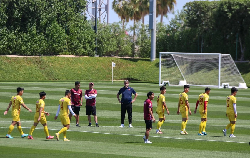 HLV Troussier truyền thông điệp "không bỏ cuộc" cho các học trò trẻ, sau trận thua Iraq 0-3. Ảnh: GETTY.