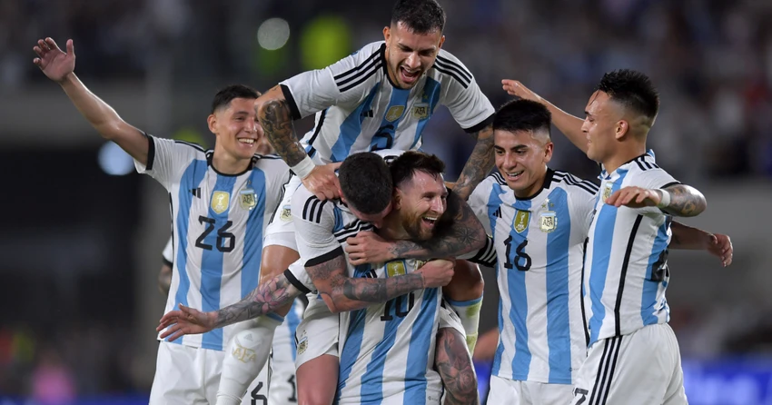 Siêu sao Argentina và đồng đội ăn mừng chiến thắng đậm đà Curacao 7-0 trong trận thứ hai trên sân nhà sau khi vô địch thế giới. Ảnh: GETTY. Siêu sao Argentina và đồng đội ăn mừng chiến thắng đậm đà Curacao 7-0 trong trận thứ hai trên sân nhà sau khi vô địch thế giới. Ảnh: GETTY.
