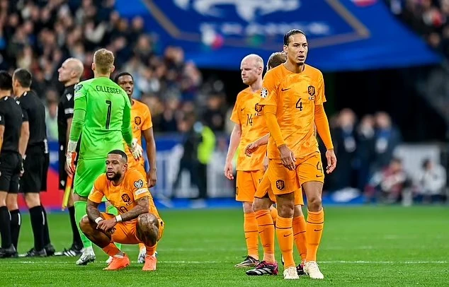 Van Dijk và tuyển Hà Lan thua đau Pháp 0-4 ở vòng loại Euro 2024. Ảnh: GETTY. Van Dijk và tuyển Hà Lan thua đau Pháp 0-4 ở vòng loại Euro 2024. Ảnh: GETTY.